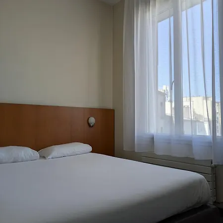ホテル De La Gare 3*